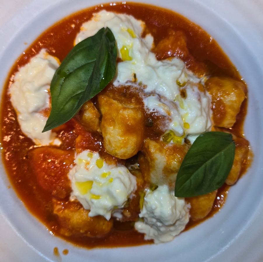 GNOCCHI al SUGO di POMODORO e BURRATA
