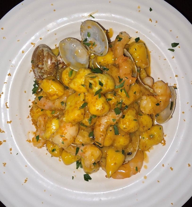Gnocchi con gamberi e vongolea